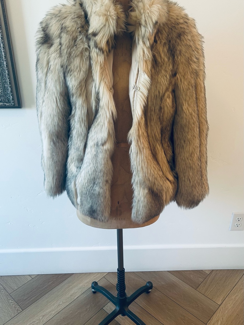 Vintage-Inspired Luxurious Women’s Faux Fur Coat